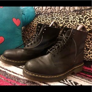 DR. MARTENS BLACK COMBAT BOOTS